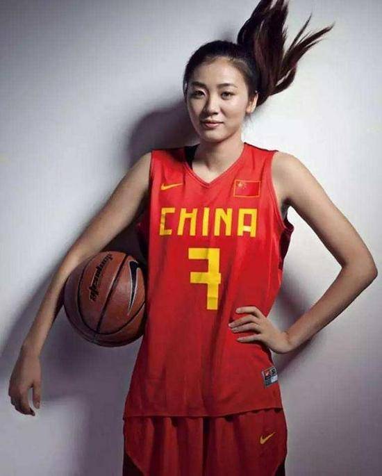 包含女篮职业联赛选秀盛况空前，新秀精英崭露头角的词条